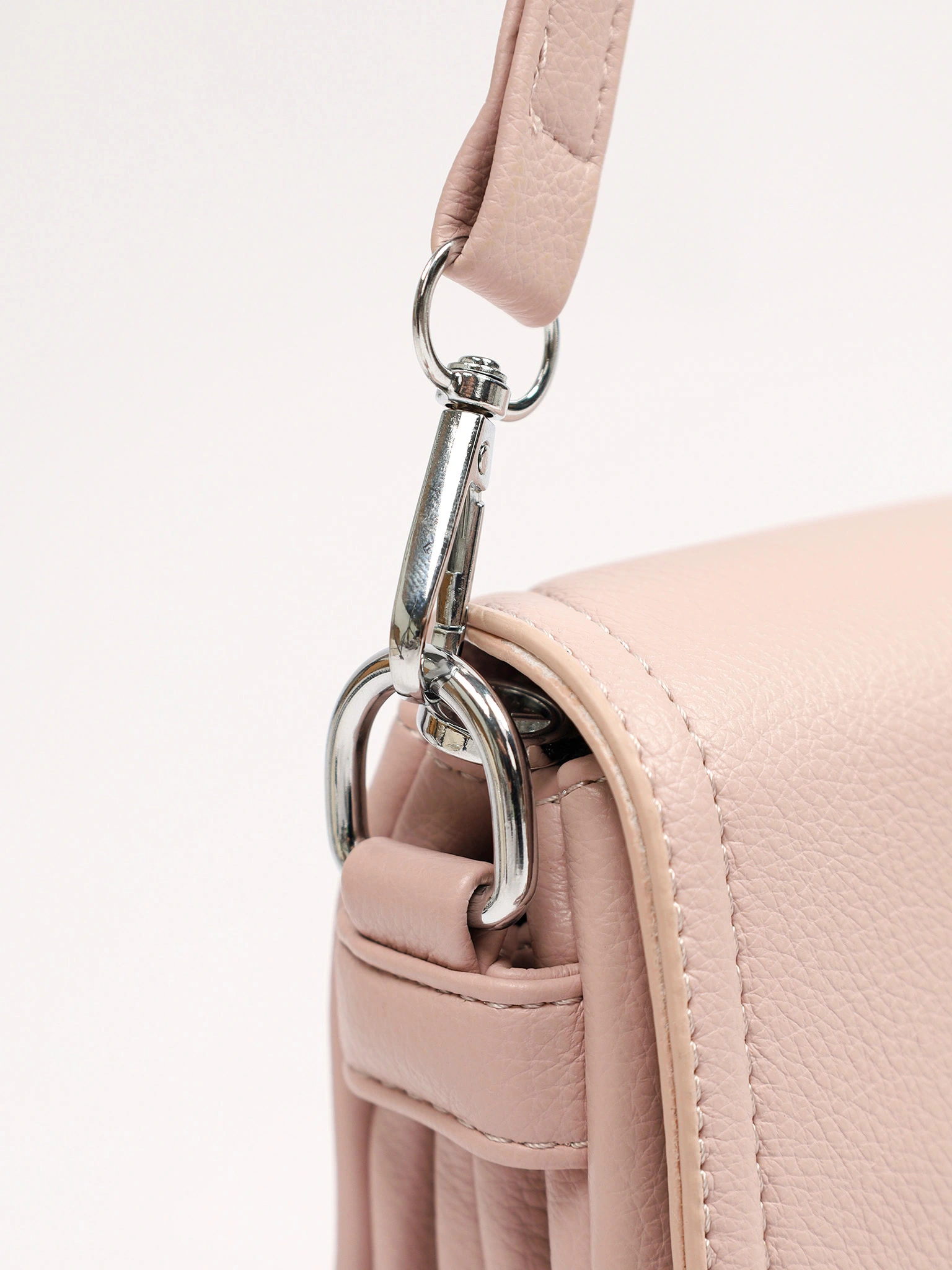 Сумка-кроссбоди со съемной ручкой и декоративными пуллерами в ассортименте